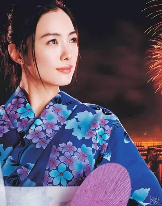美女岔开双腿让人捅
